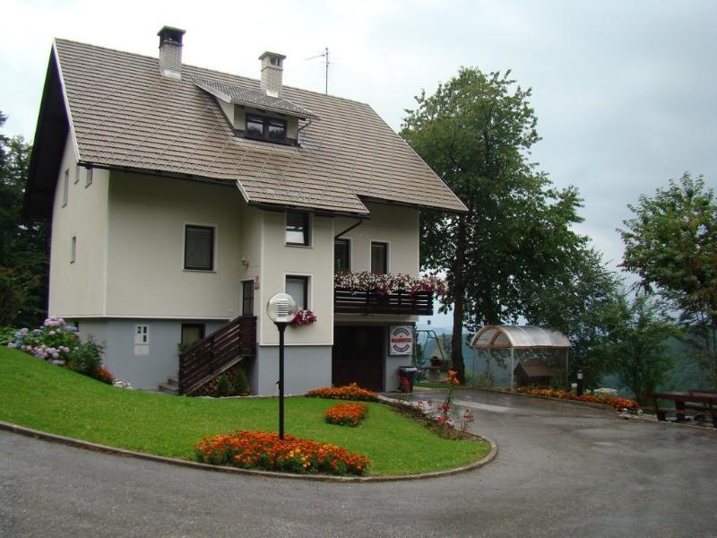 Apartments Pri Marjetki Церкно Екстериор снимка
