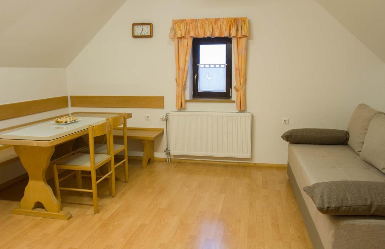 Apartments Pri Marjetki Церкно Екстериор снимка