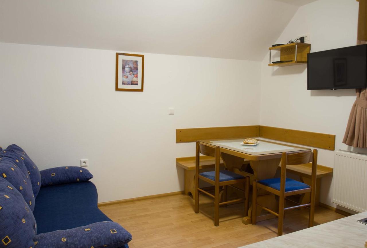 Apartments Pri Marjetki Церкно Екстериор снимка